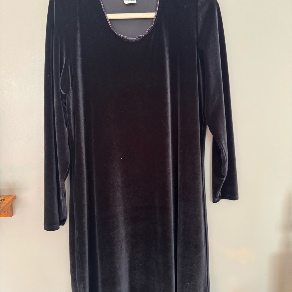 Chic Black Velvet Long Sleeve Beaded Dress